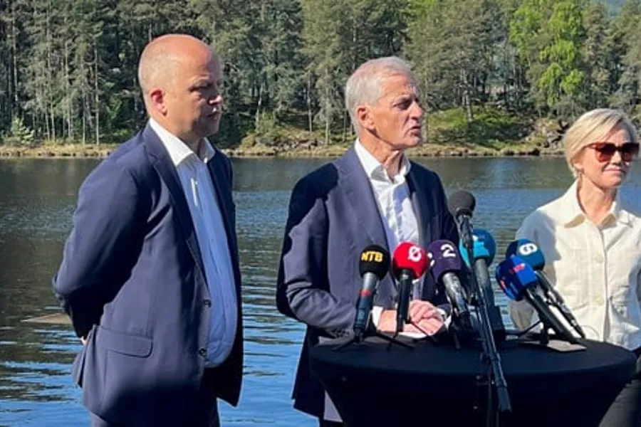 Finansministeren, statsministeren og helse- og omsorgsministeren på brygga i Moelv.