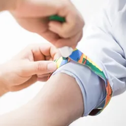 Blodgiver med bånd på overarmen, illustrasjonsbilde