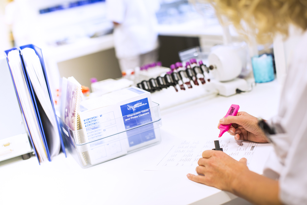 Ansatt i arbeid på laboratoriet, illustrasjonsbilde