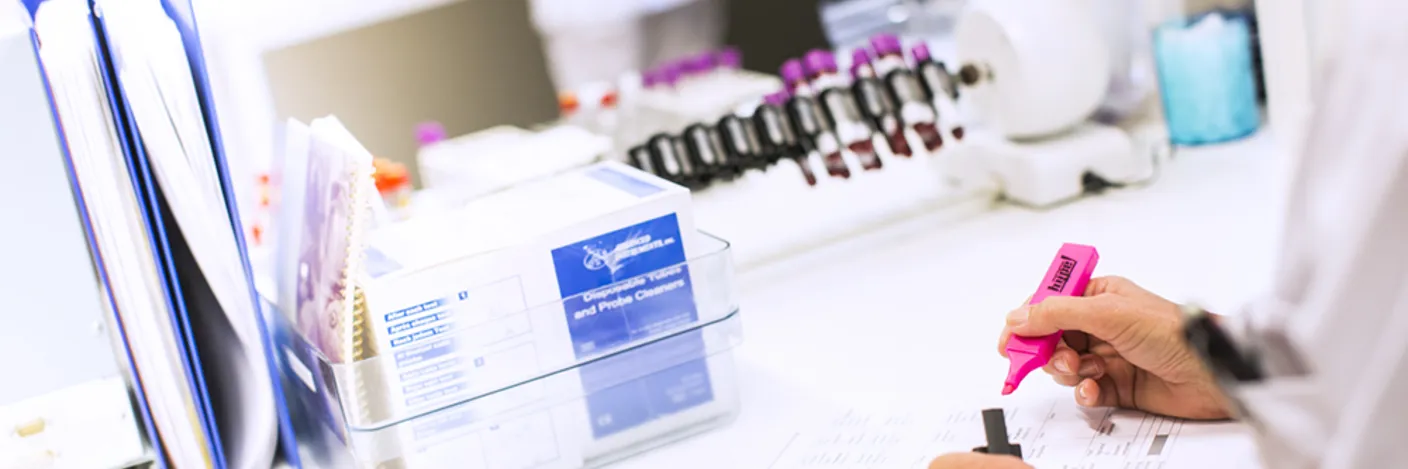 Ansatt i arbeid på laboratoriet, illustrasjonsbilde