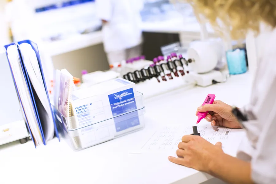 Ansatt i arbeid på laboratoriet, illustrasjonsbilde