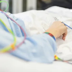 Pasient i sykehusseng, illustrasjonsbilde