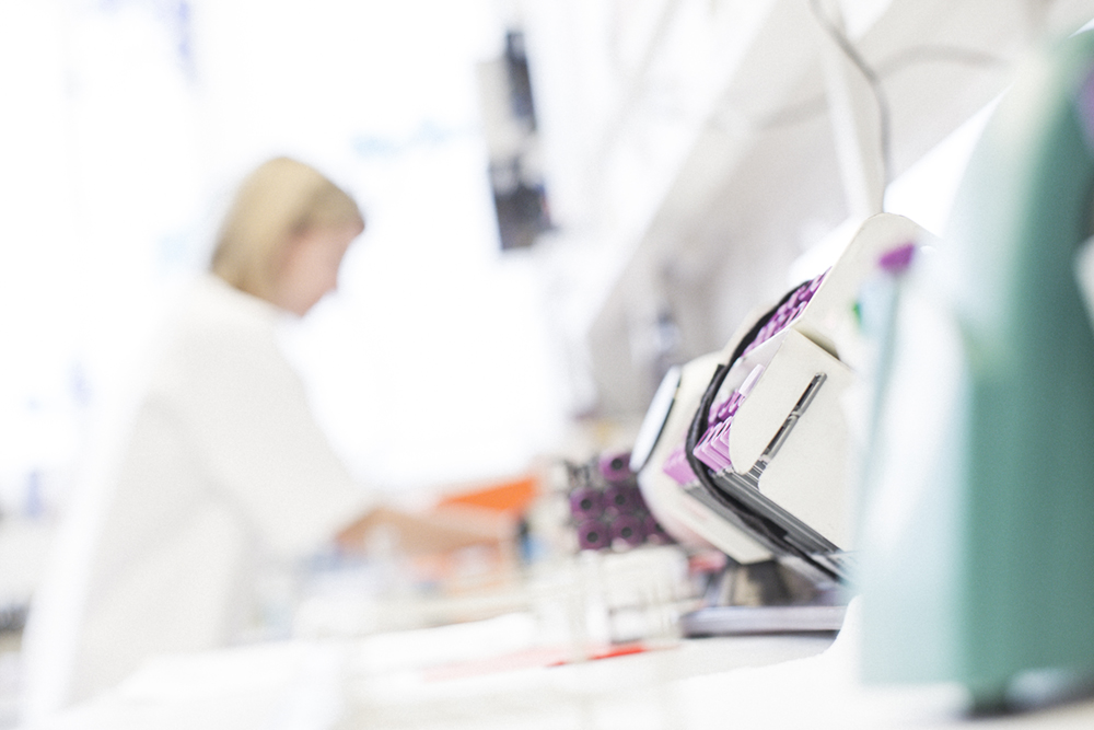 Forsker på laboratoriet