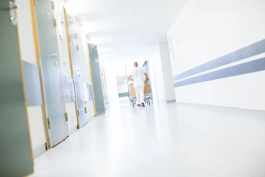 Helsepersonell i sykehuskorridor, illustrasjonsfoto