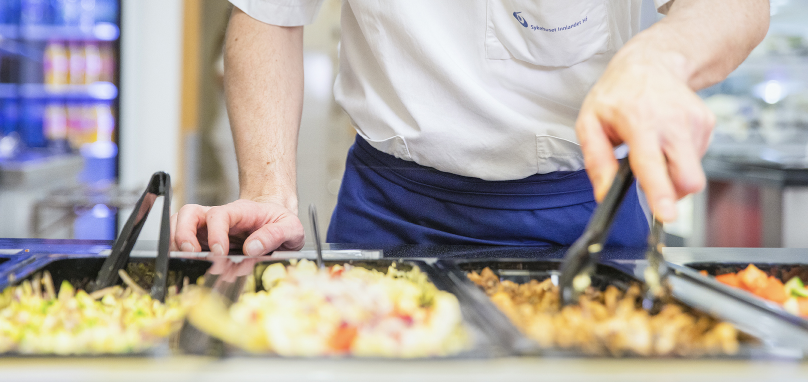 Ansatt i kantina ved salatdisken, illustrasjonsbilde.