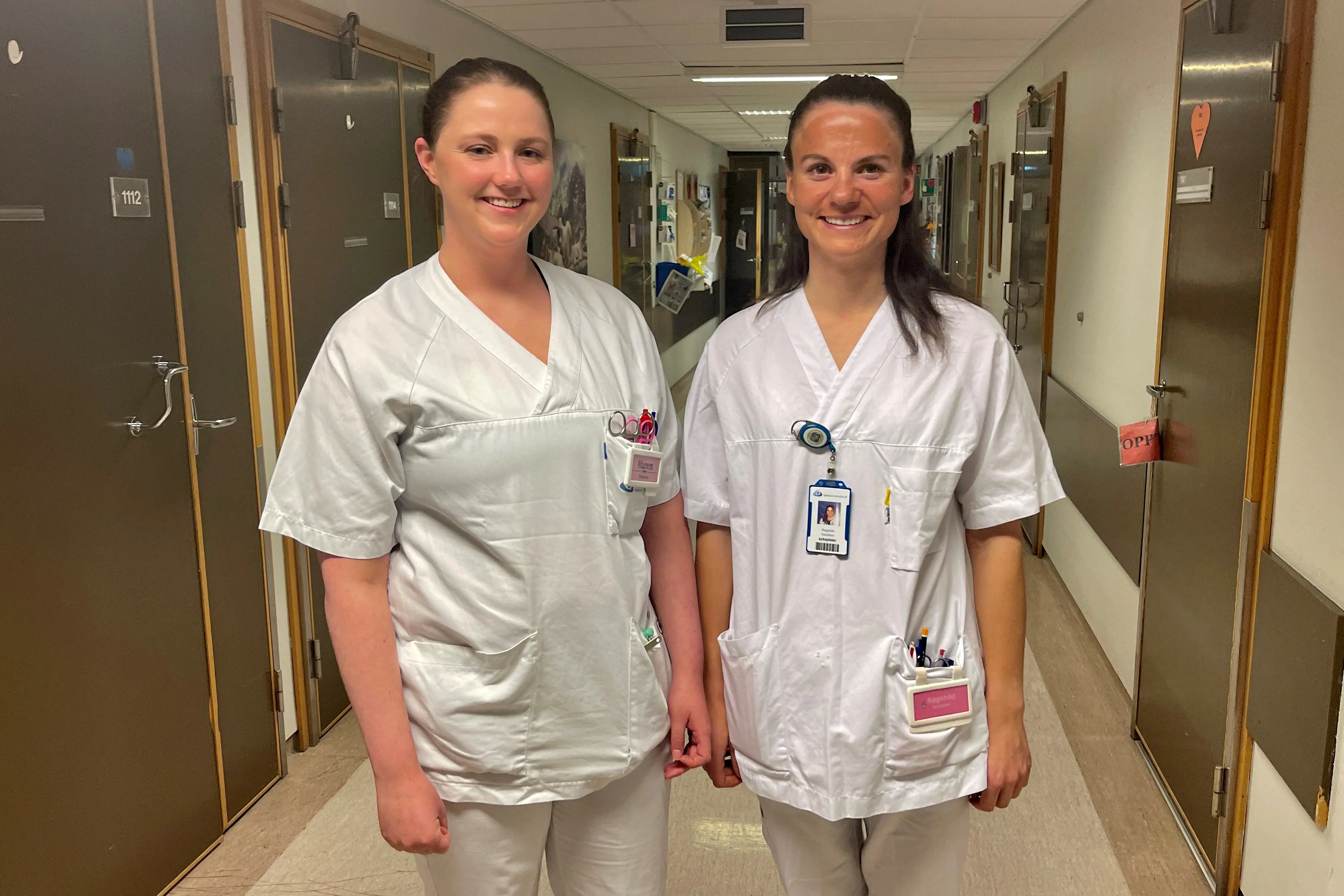 To blide traineesykepleiere i sykehuskorridor.