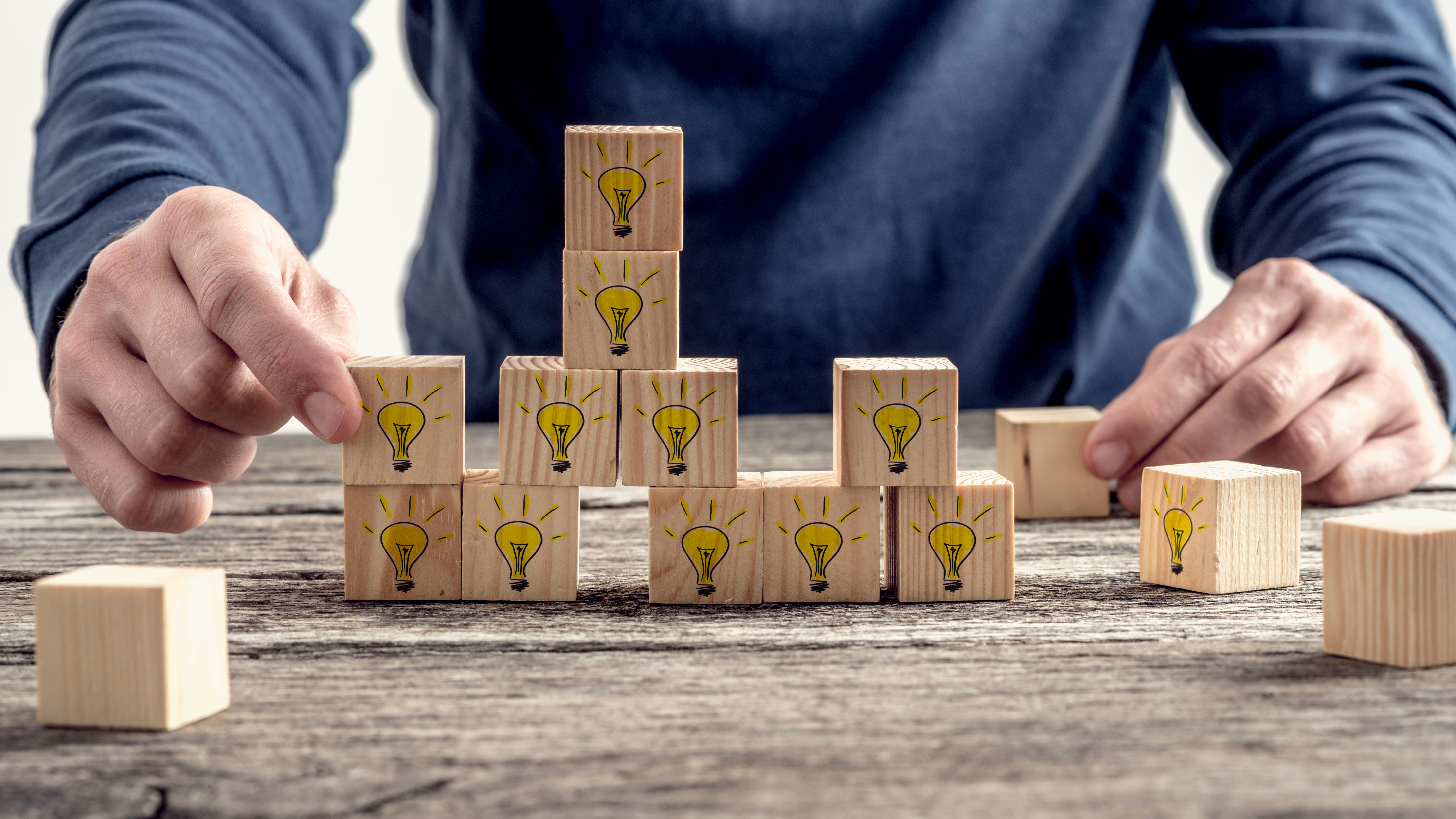 Klosser som stables sammen, illustrasjonsbilde.