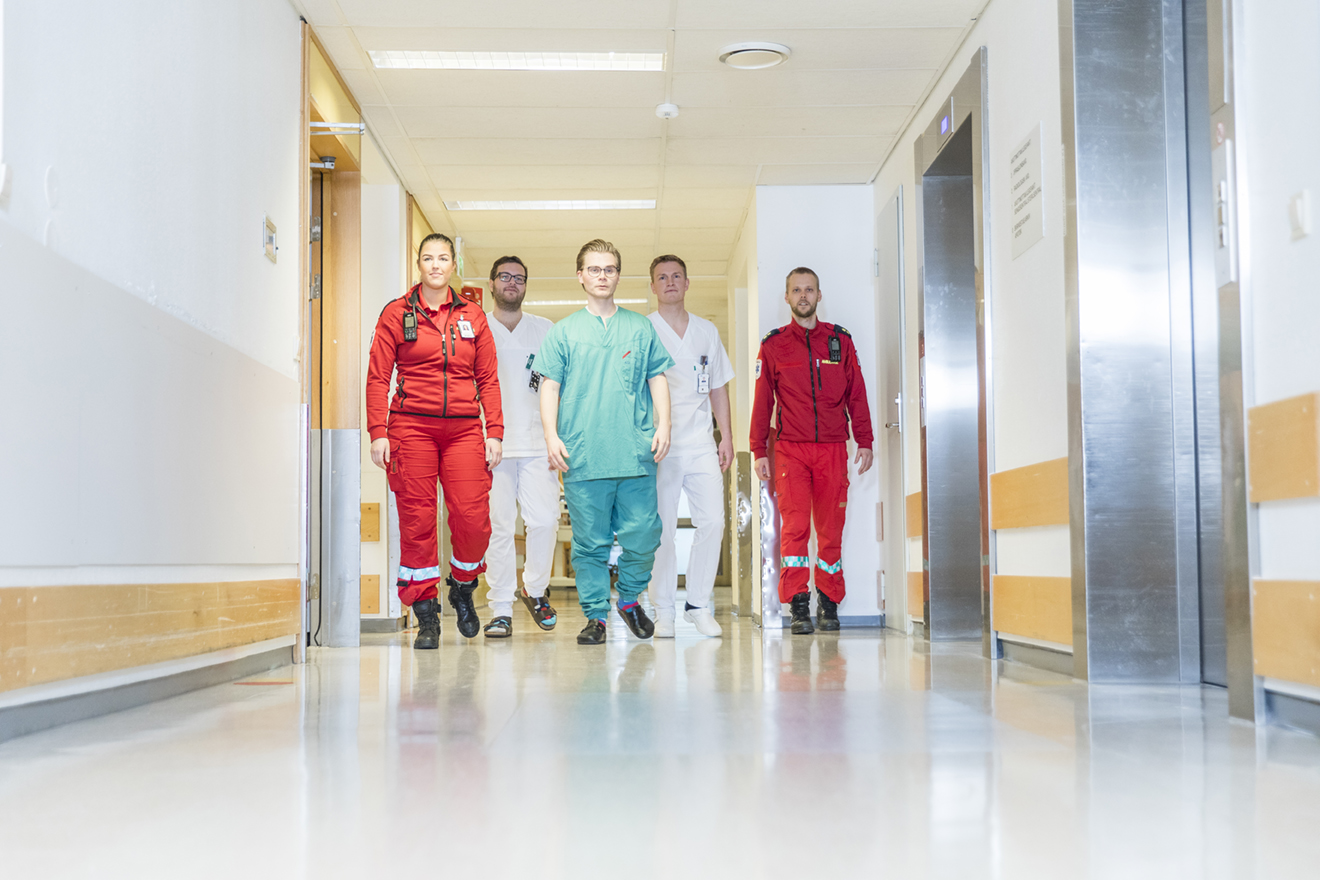 Helsepersonell i sykehuskorridor, illustrasjonsbilde