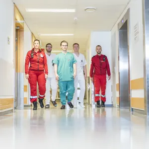 Helsepersonell i sykehuskorridor, illustrasjonsbilde