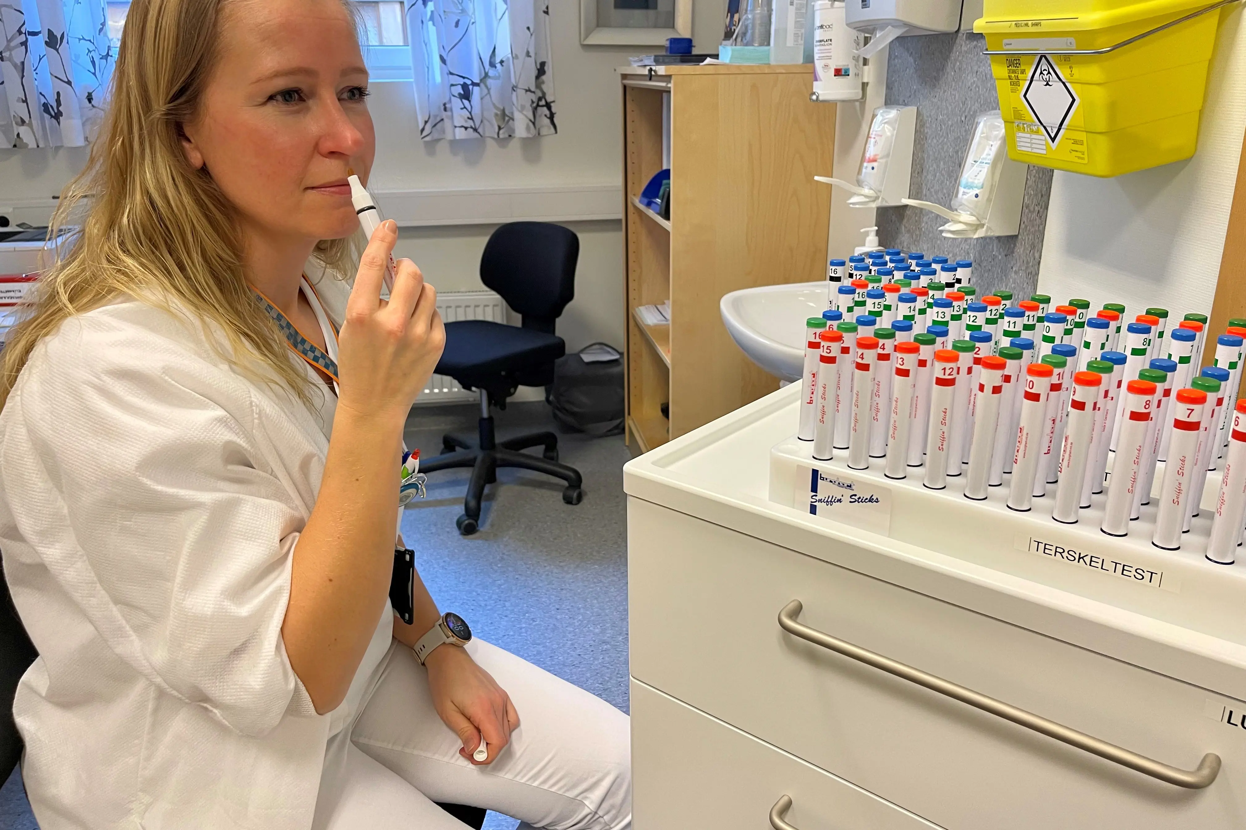 Sykepleier demonstrerer luktetest.