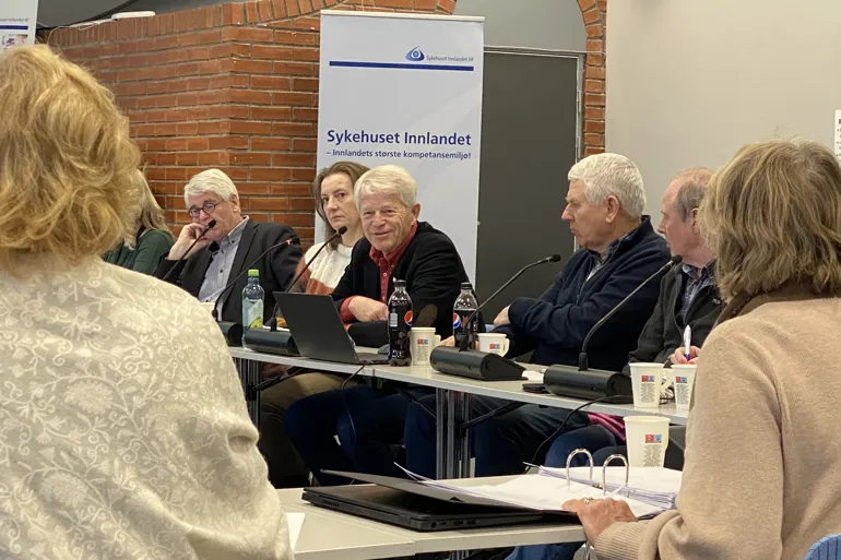 Medlemmer i styret og brukerutvalget avbildet i styremøte.