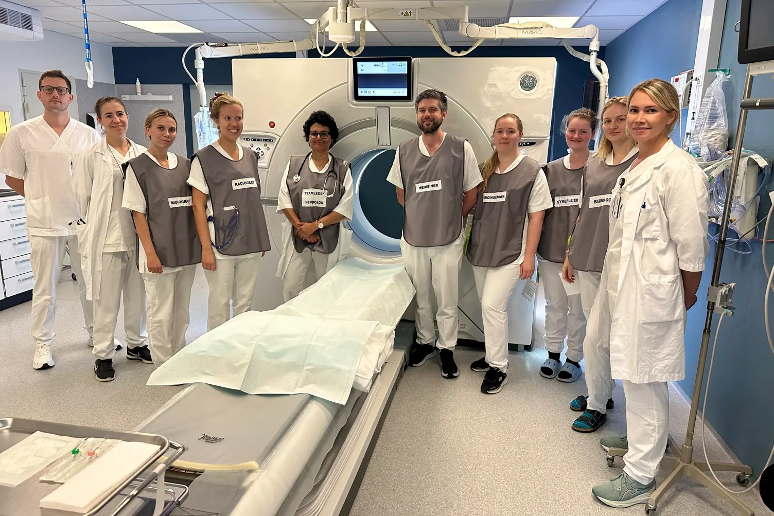 En gruppe personer i et rom