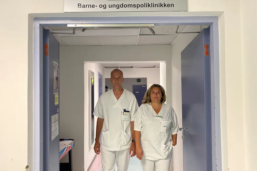 Lege og sykepleier i sykehuskorridor