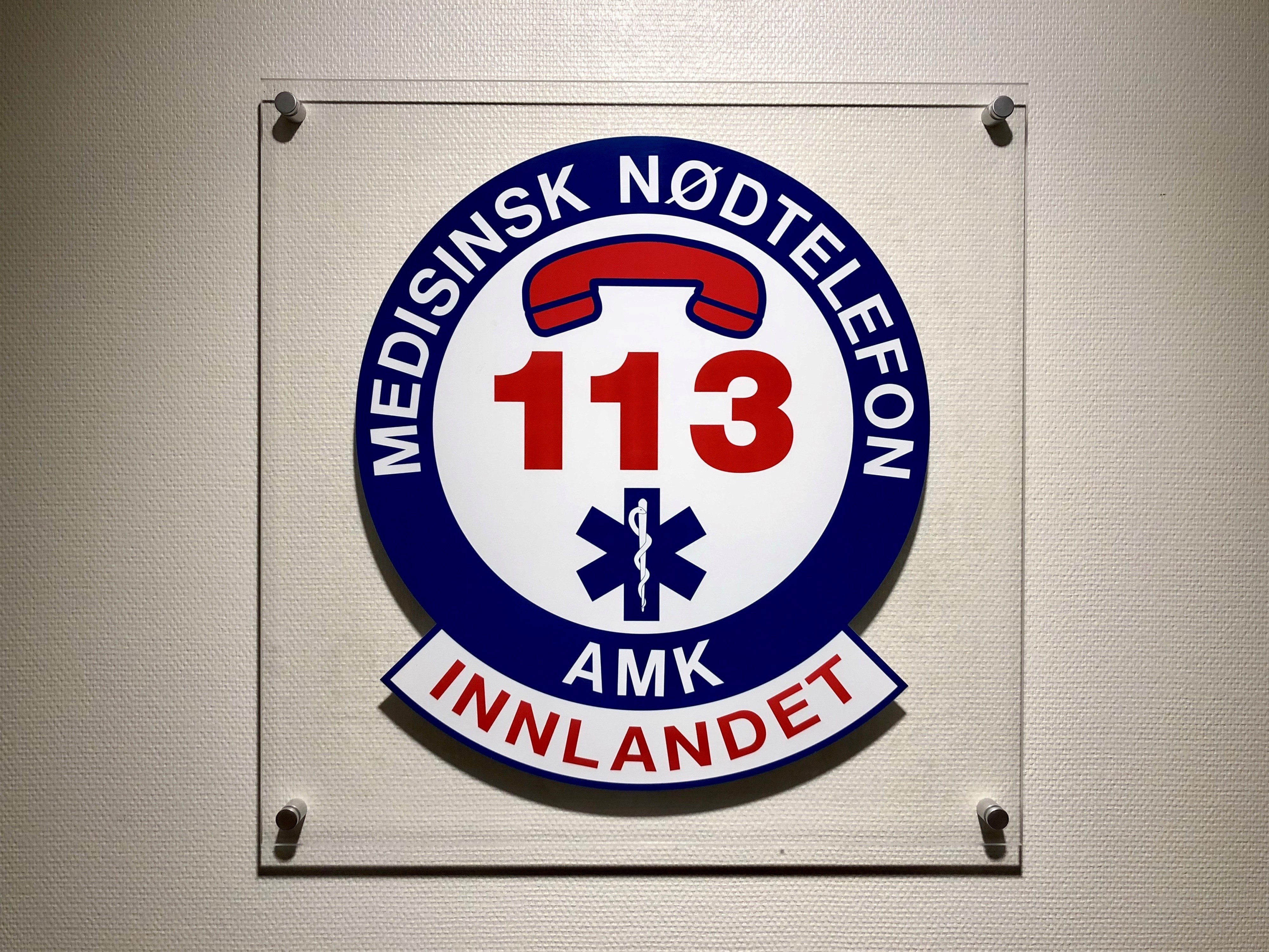 Skilt med AMK sin logo
