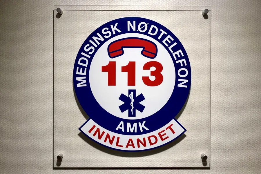 Skilt med AMK sin logo