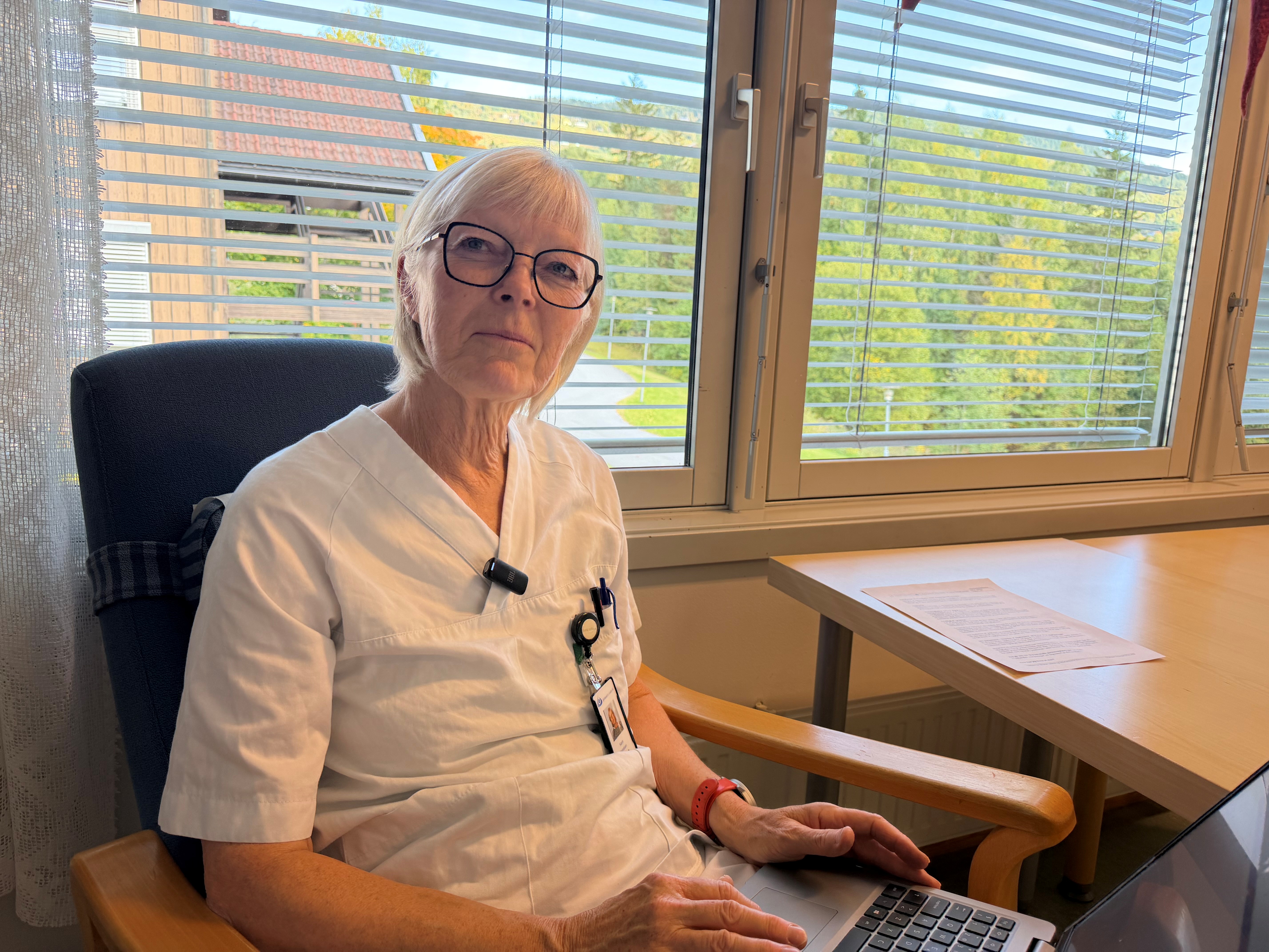 En mann som sitter ved et skrivebord
