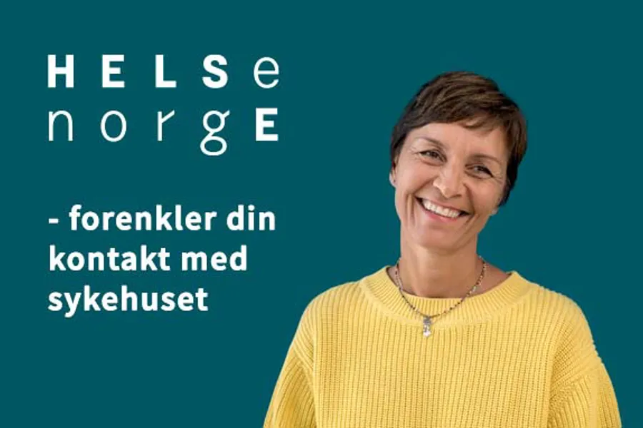 En kvinne som smiler foran en blå bakgrunn