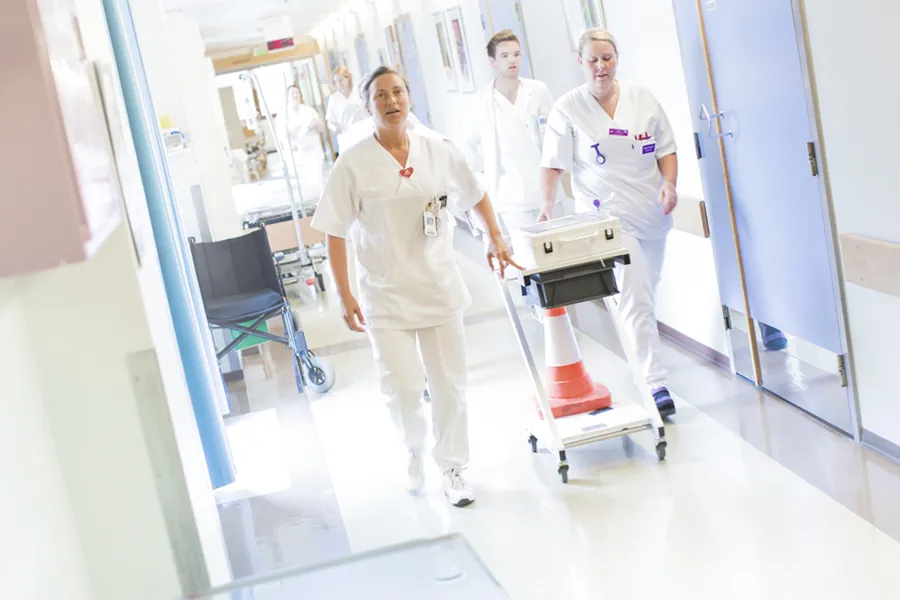 Noen få mennesker i hvite labfrakker