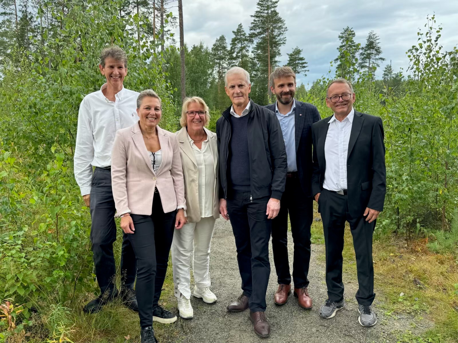 Terje Rootwelt, administrerende direktør i Helse Sør-Øst RHF, Randi Nordtorp Mølmen, prosjektdirektør, Alice Beathe Andersgaard, administrerende direktør i Sykehuset Innlandet, Jonas Gahr Støre, statsminister, Jan Christian Vestre, helse- og omsorgsminister, og Nils Erling Myhr, leder av brukerutvalget.