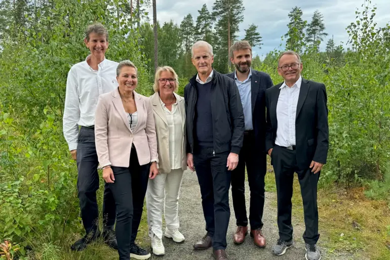Terje Rootwelt, administrerende direktør i Helse Sør-Øst RHF, Randi Nordtorp Mølmen, prosjektdirektør, Alice Beathe Andersgaard, administrerende direktør i Sykehuset Innlandet, Jonas Gahr Støre, statsminister, Jan Christian Vestre, helse- og omsorgsminister, og Nils Erling Myhr, leder av brukerutvalget.