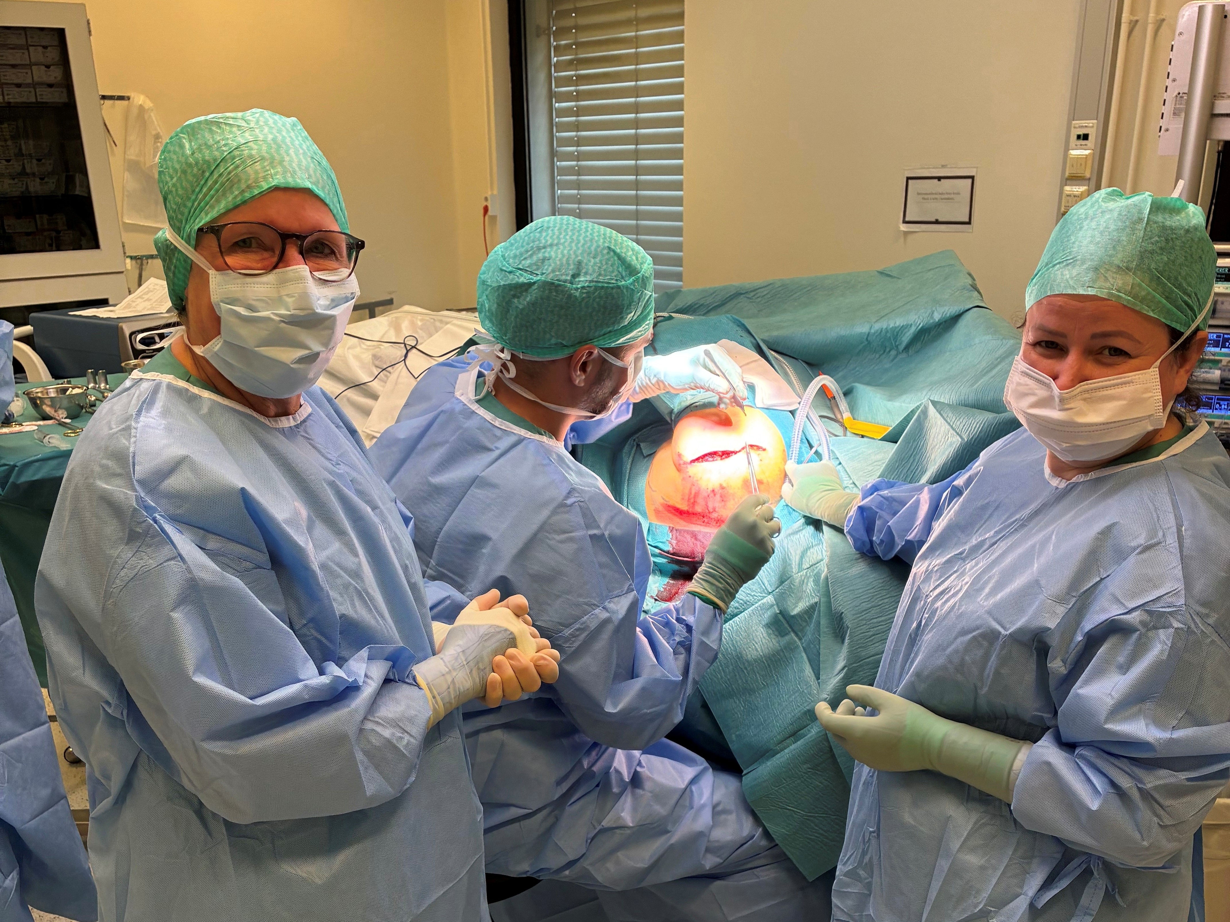 En gruppe kirurger som utfører kirurgi