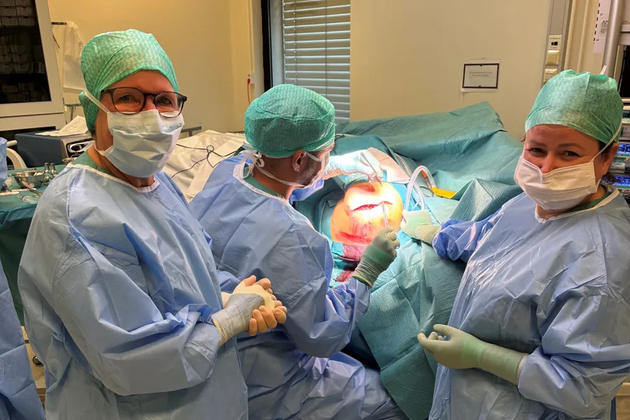 En gruppe kirurger som utfører kirurgi