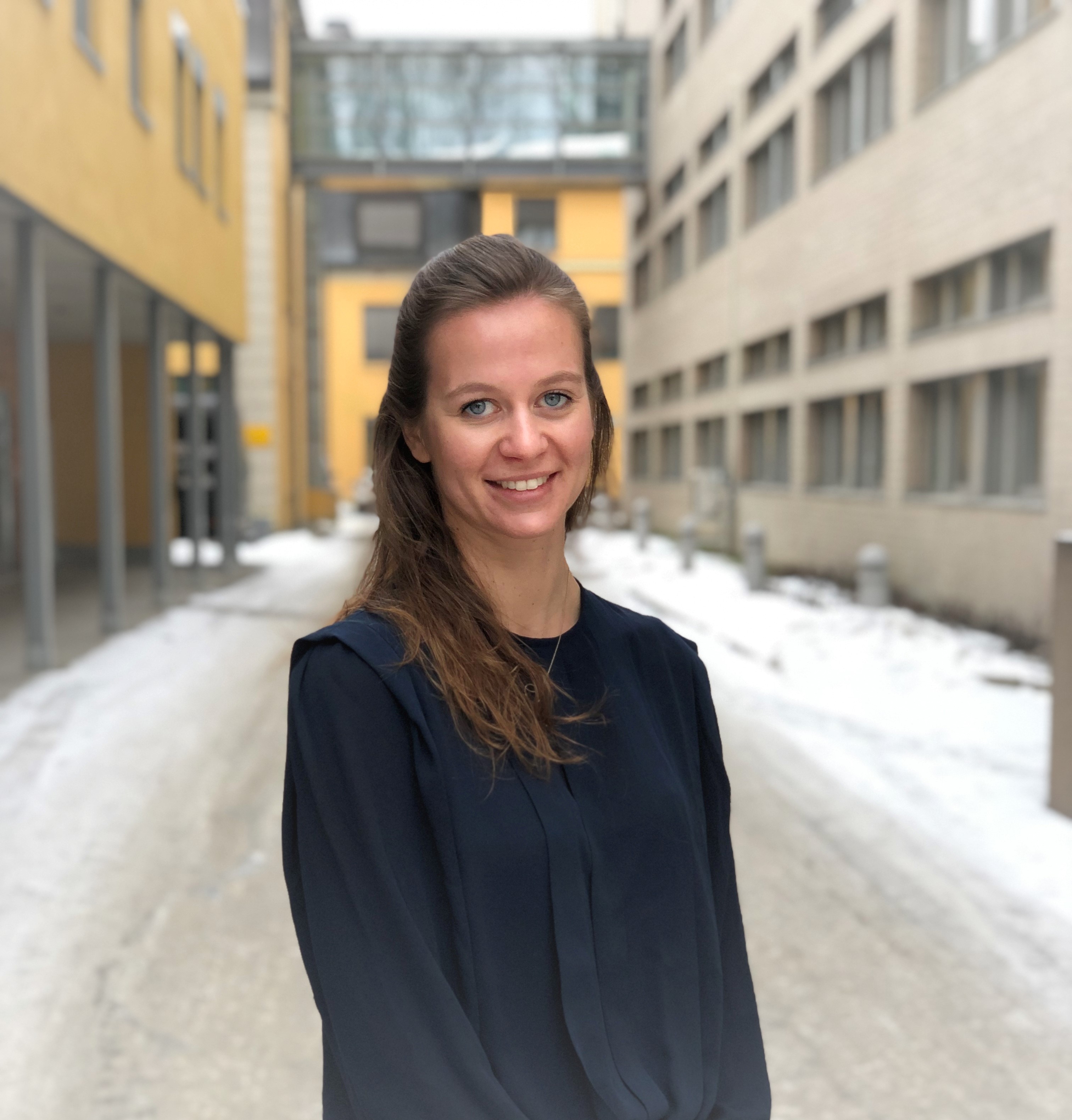 En person som står i snøen