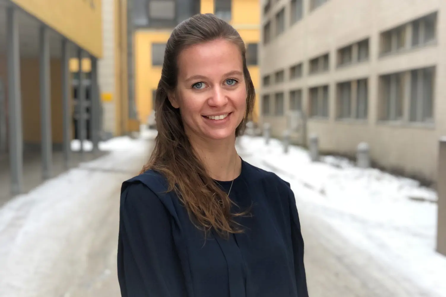 En person som står i snøen