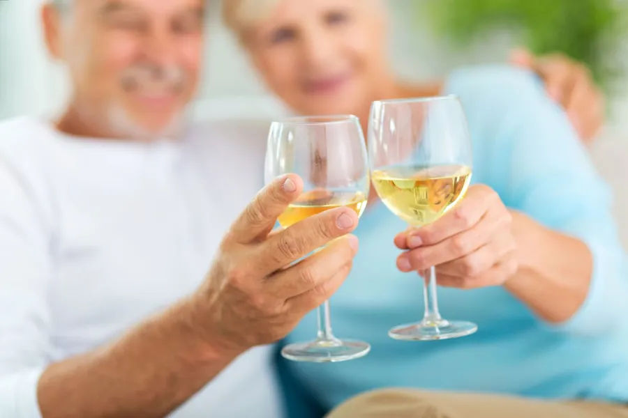 Et par personer som holder vinglass