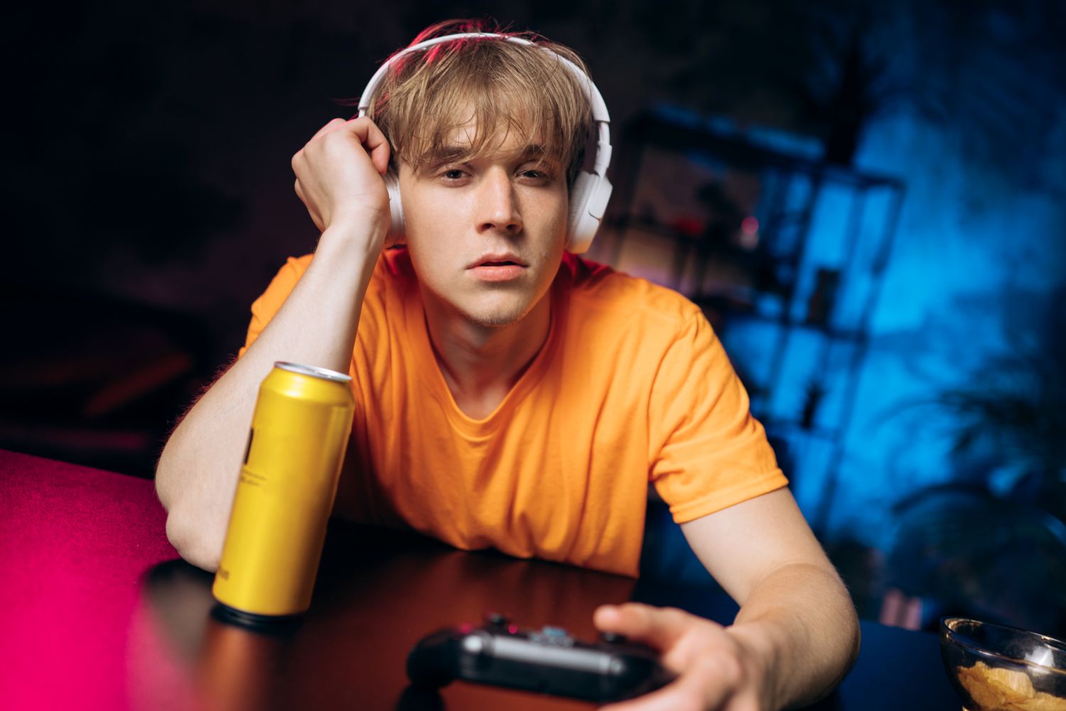 En person som har på seg hodetelefoner