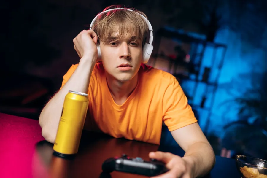 En person som har på seg hodetelefoner