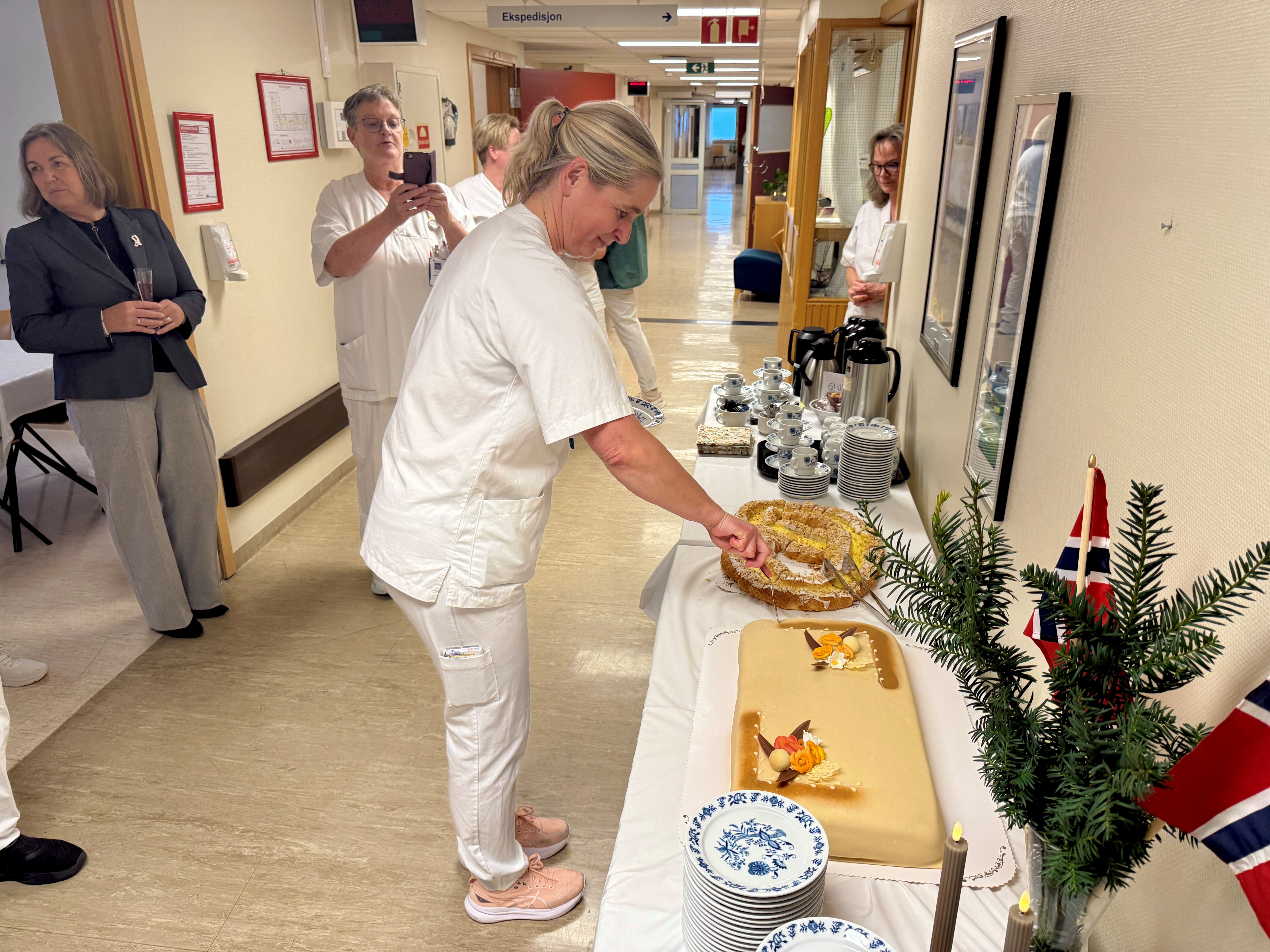 Avdelingen feirer nye lokaler med kaker og kaffe
