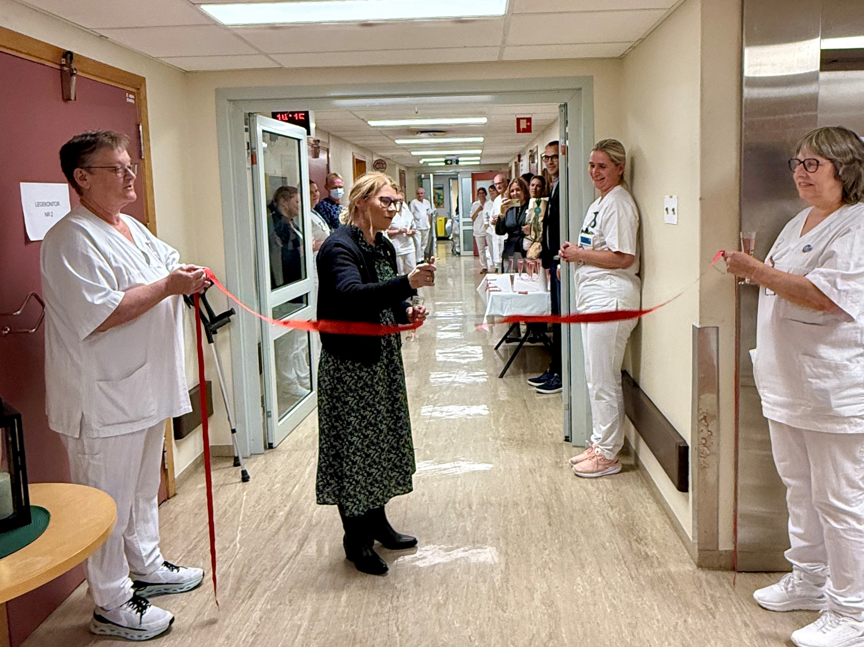 Divisjonsdirektør klipper snora til nye lokaler