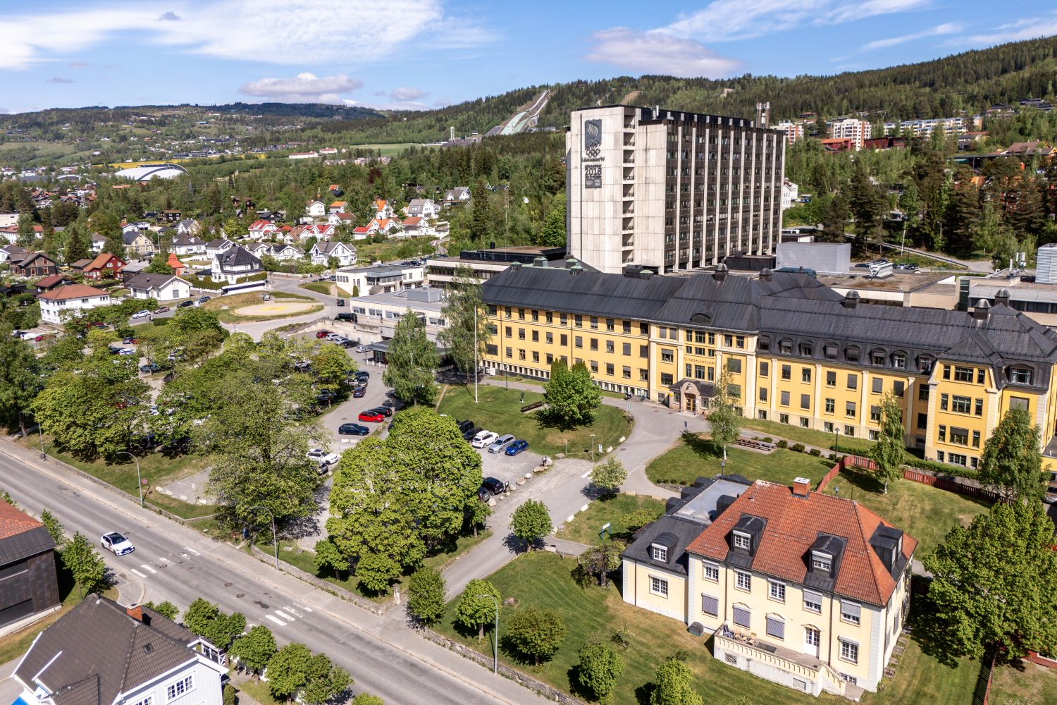 Sykehuset i Lillehammer, sykehusområdet og deler av byen sett fra oven, dronebilde