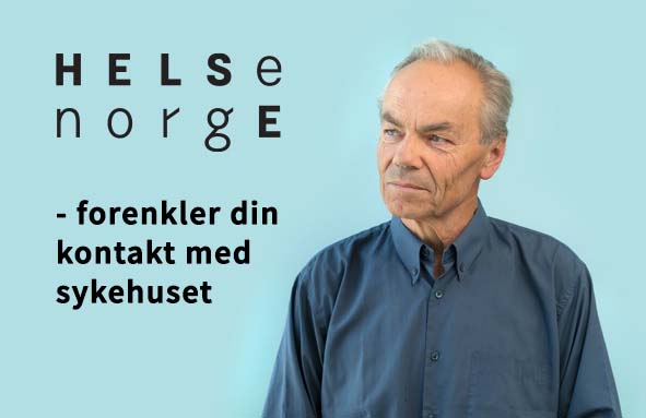 En mann som smiler foran en turkis bakgrunn med informasjon om Helsenorge