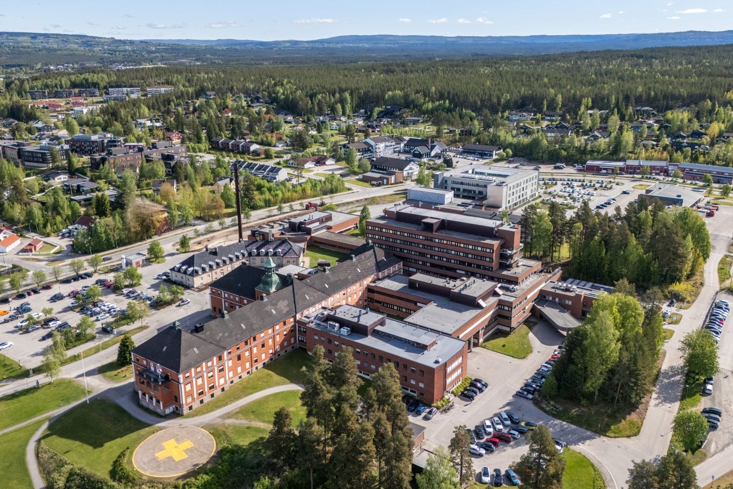 Sykehuset i Elverum, sykehusområdet og deler av byen sett fra oven, dronebilde