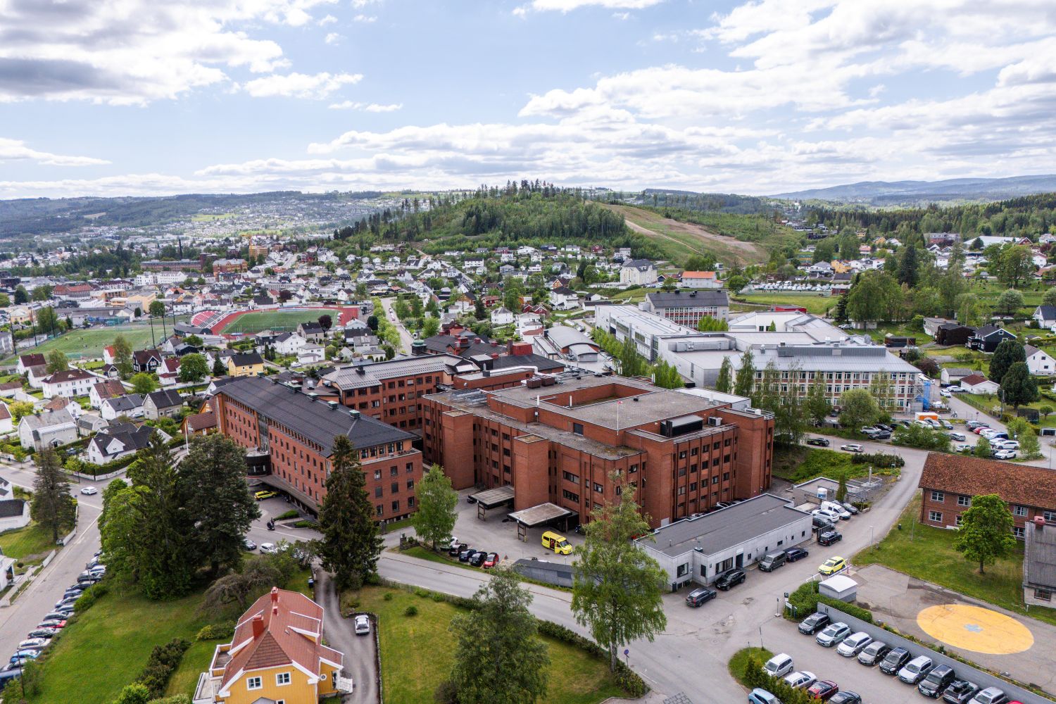 Sykehuset i Gjøvik, sykehusområdet og deler av byen sett fra oven, dronebilde