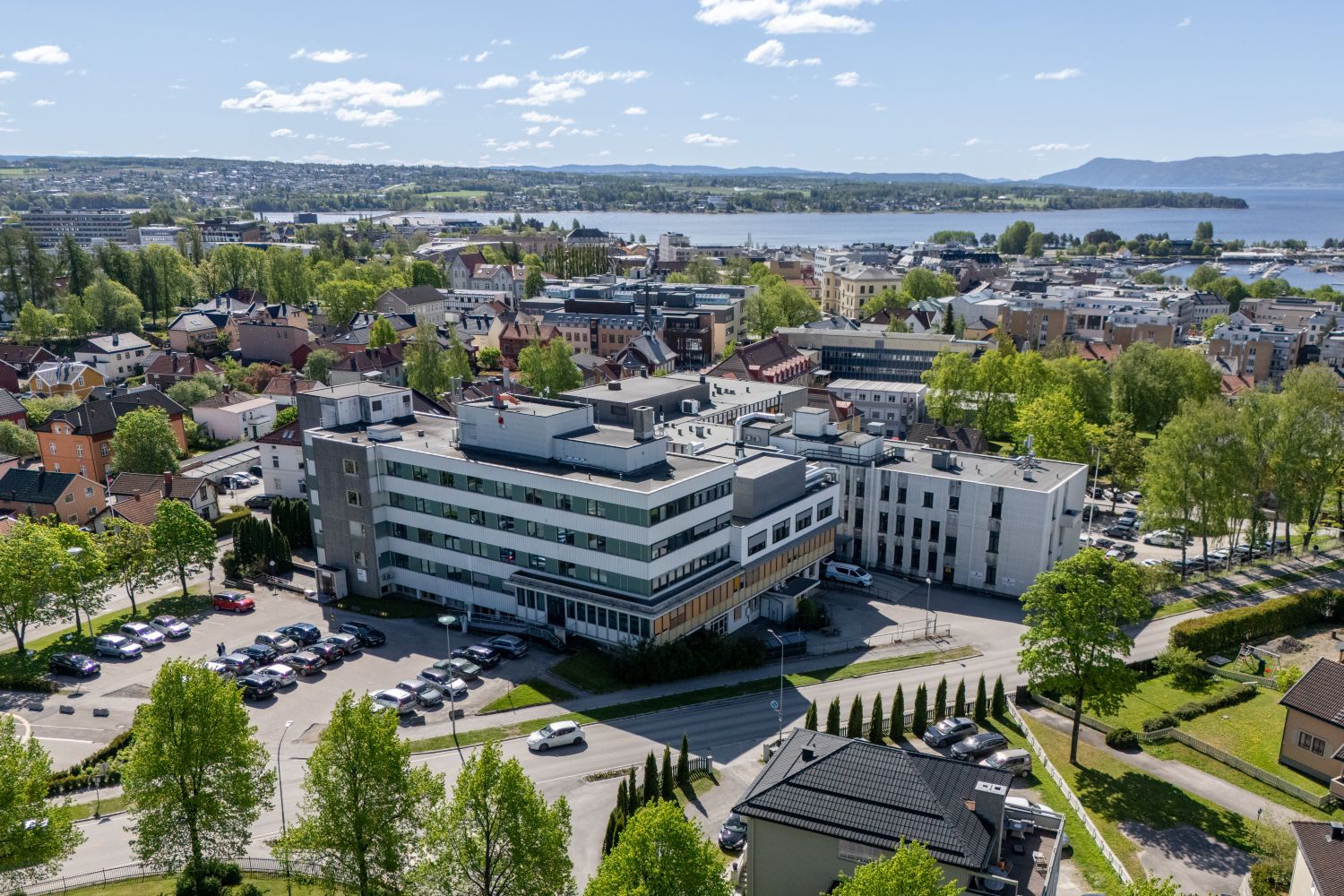 Sykehuset i Hamar, sykehusområdet og deler av byen sett fra oven, dronebilde
