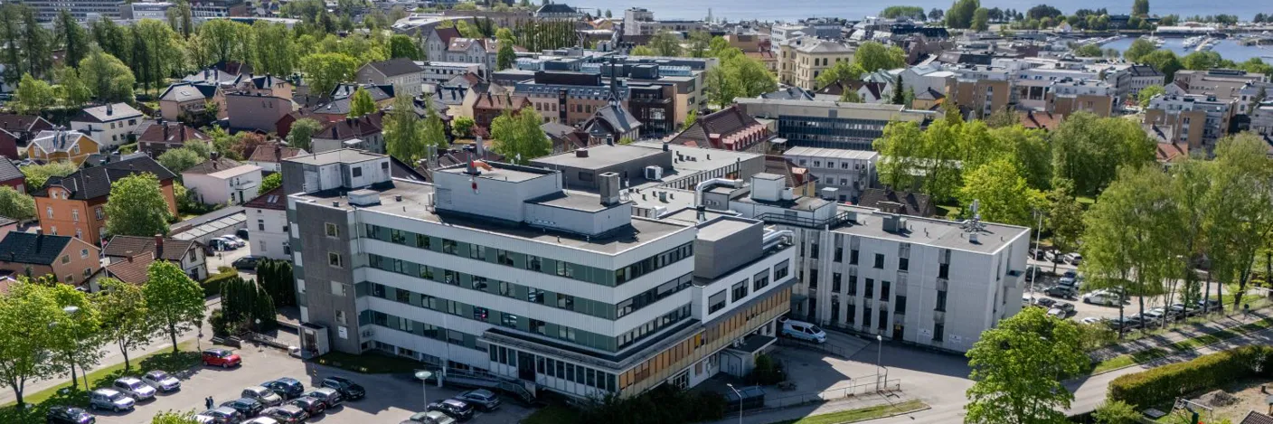 Sykehuset i Hamar, sykehusområdet og deler av byen sett fra oven, dronebilde