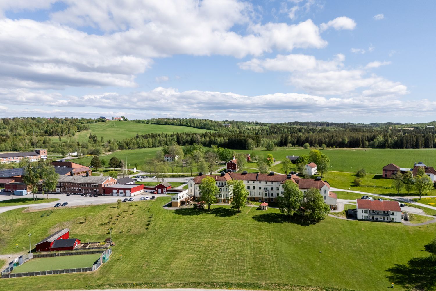 Sykehuset på Reinsvoll og sykehusområdet sett fra oven, dronebilde