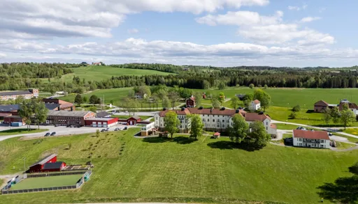 Sykehuset på Reinsvoll og sykehusområdet sett fra oven, dronebilde