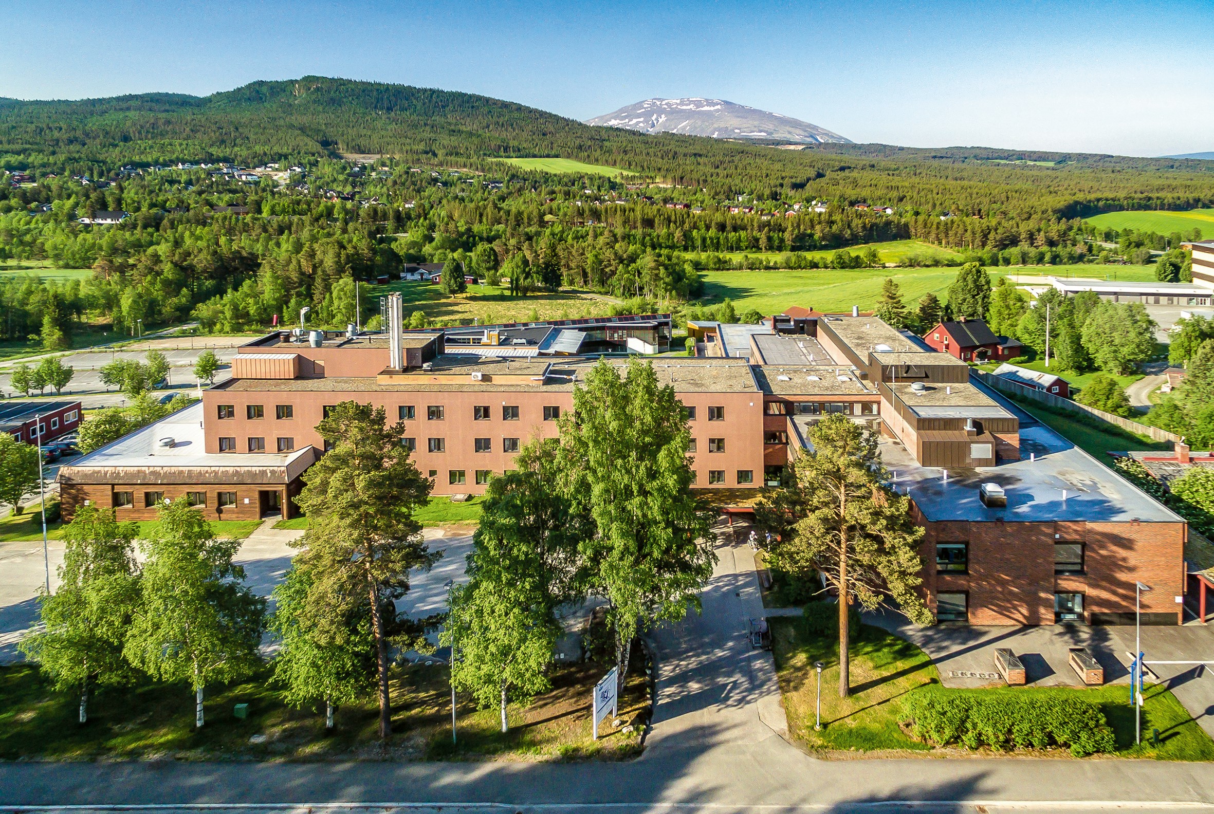 Sykehuset på Tynset, sykehusområdet og deler av byen sett fra oven, dronebilde