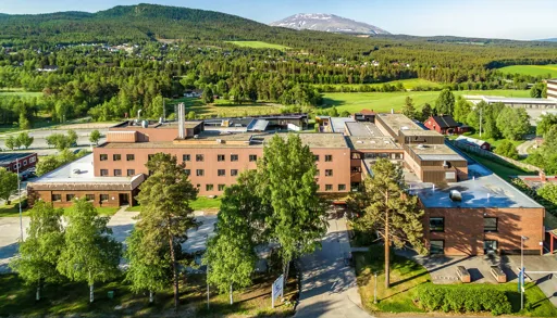 Sykehuset på Tynset, sykehusområdet og deler av byen sett fra oven, dronebilde