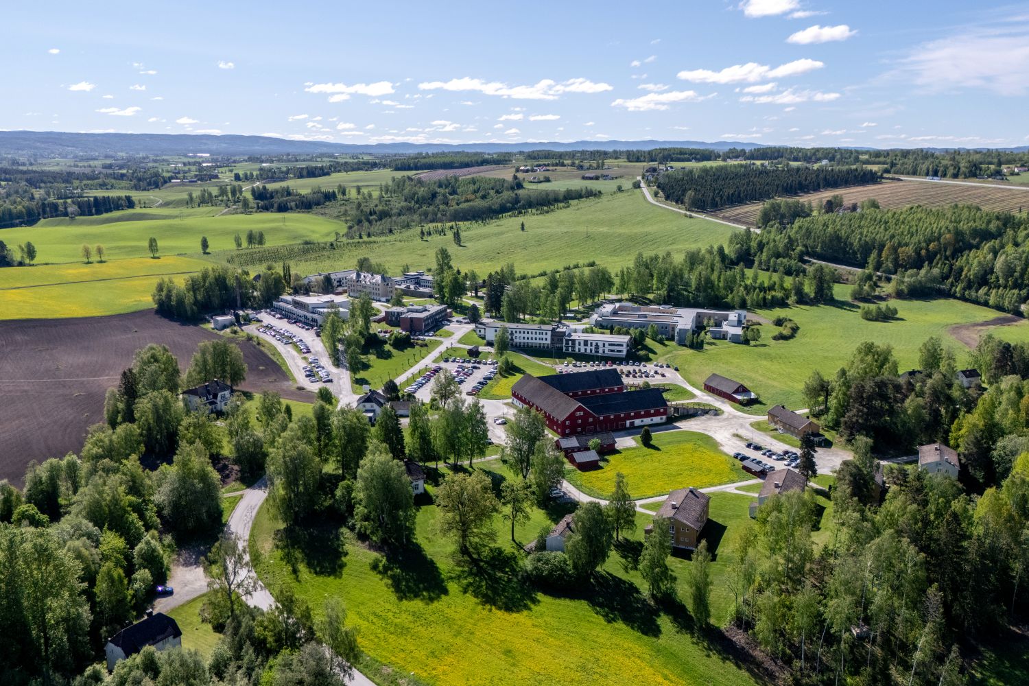 Sykehuset på Sanderud og sykehusområdet sett fra oven, dronebilde