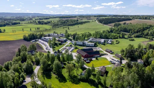 Sykehuset på Sanderud og sykehusområdet sett fra oven, dronebilde
