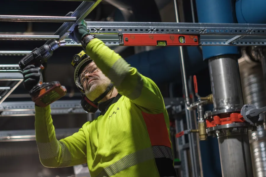 En mann som bruker drill