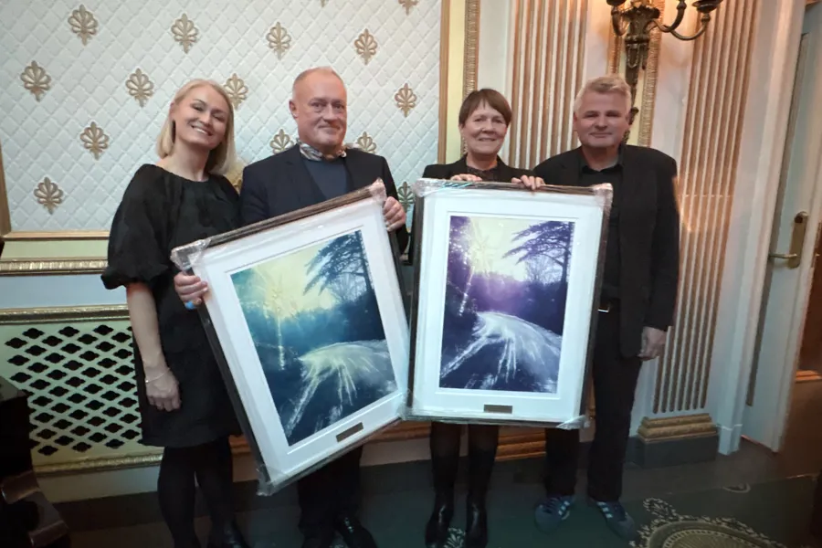 Mottakere av prisen viser fram hvert sitt maleri, gruppebilde