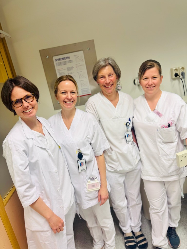 Avdelingsoverlege Astrid Kravdal sammen med tre av lungesykepleierne ved lungeseksjonen på Gjøvik, alle kledd i hvitt, gruppebilde