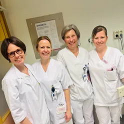Avdelingsoverlege Astrid Kravdal sammen med tre av lungesykepleierne ved lungeseksjonen på Gjøvik, alle kledd i hvitt, gruppebilde