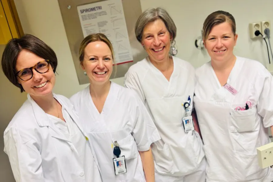 Avdelingsoverlege Astrid Kravdal sammen med tre av lungesykepleierne ved lungeseksjonen på Gjøvik, alle kledd i hvitt, gruppebilde